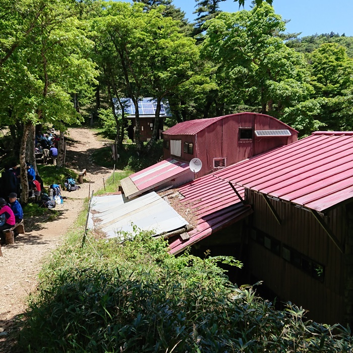 稲村小屋、ペンチには登山者が休む