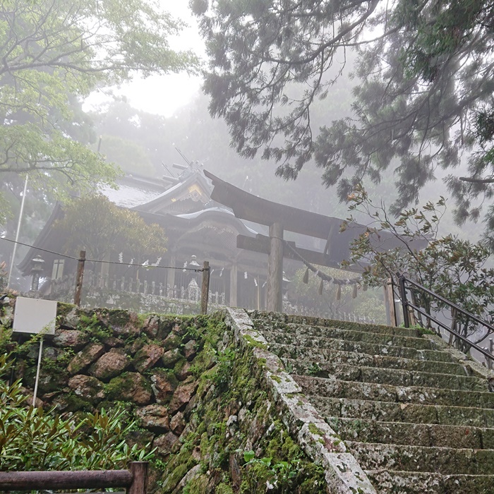 霧に煙る玉置神社