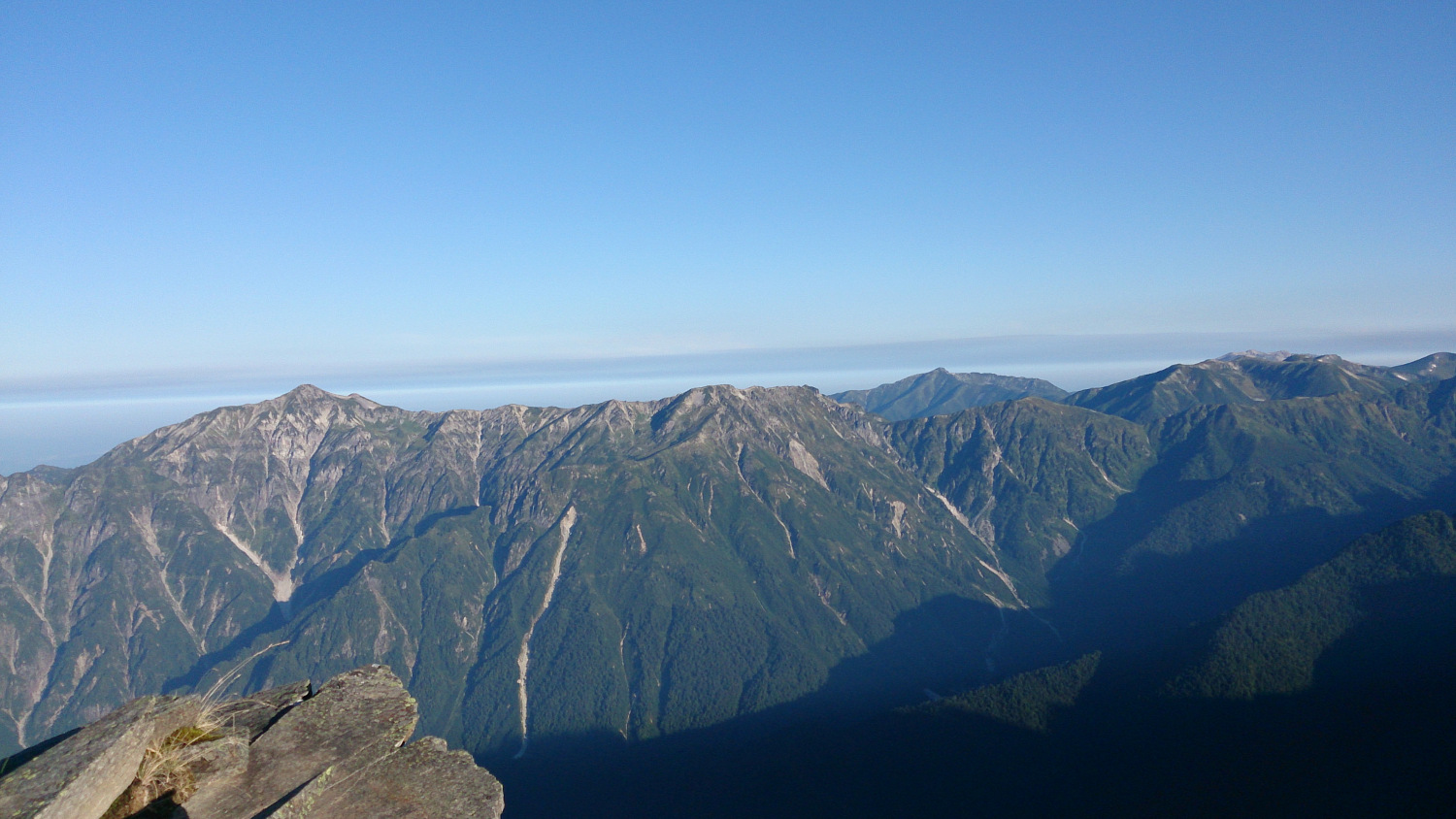 西穂高から笠ヶ岳稜線、右端に映るとがった山は黒部五郎？