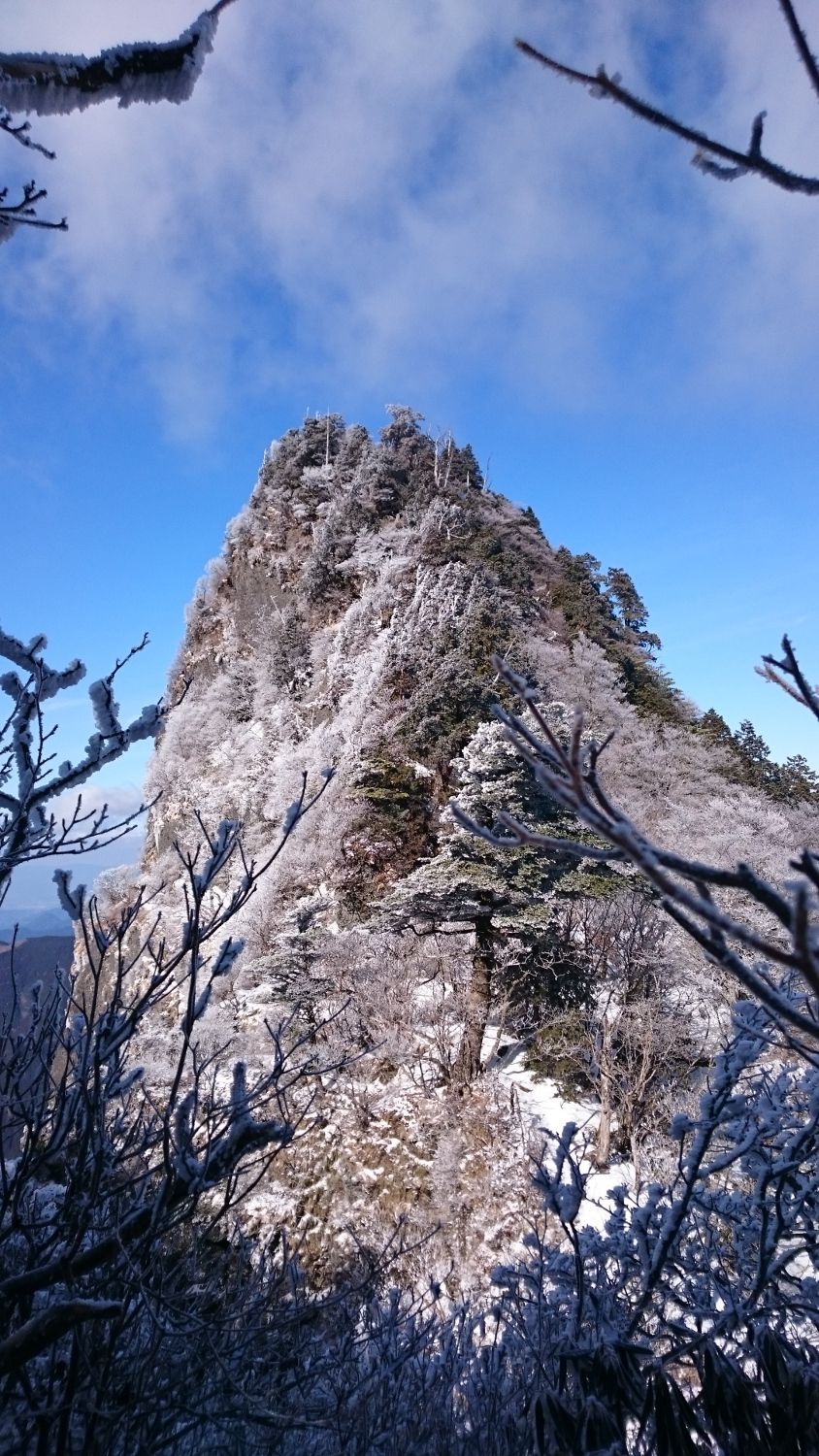 稲村ヶ岳への登り途中で振り返る大日山
