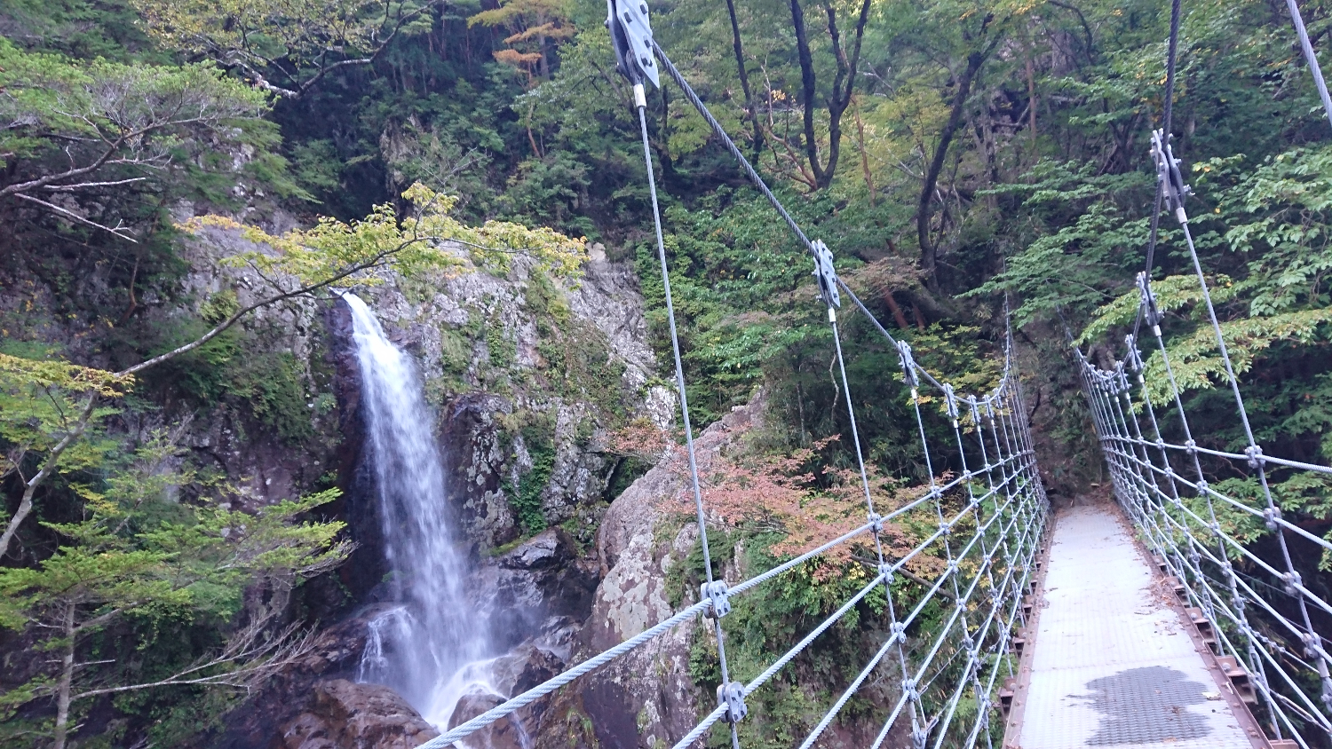 一の滝と鉄の吊り橋