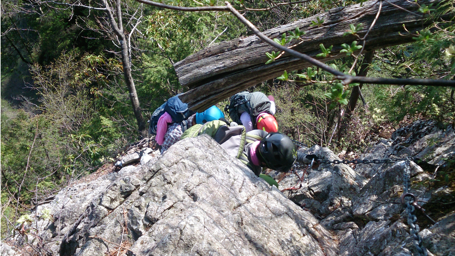 2014年5月撮影、絶景の鎖場を通過する登山者