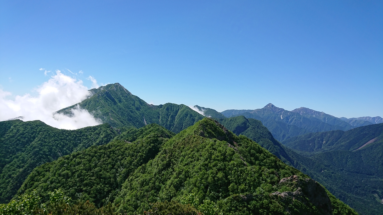 鋸岳から見る甲斐駒ヶ岳と北岳、甲斐駒には少し雲が登り始める