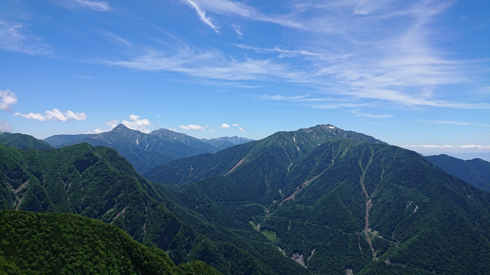 鋸岳第二高点から眺める北岳と仙丈ケ岳