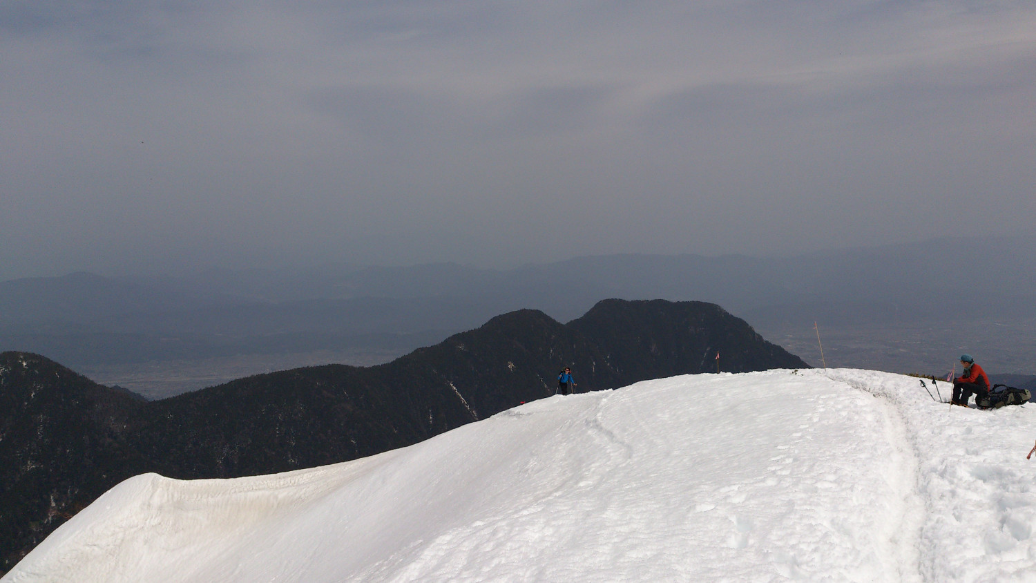 2012年4月末撮影、雪で完全に埋まっている合戦尾根を振り返って、後ろに有明山