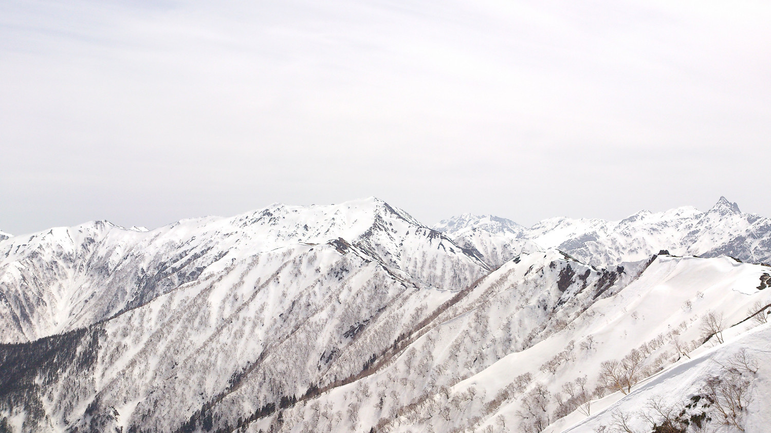 2012年4月末撮影、中央に大天井ヶ岳、右奥に槍ヶ岳