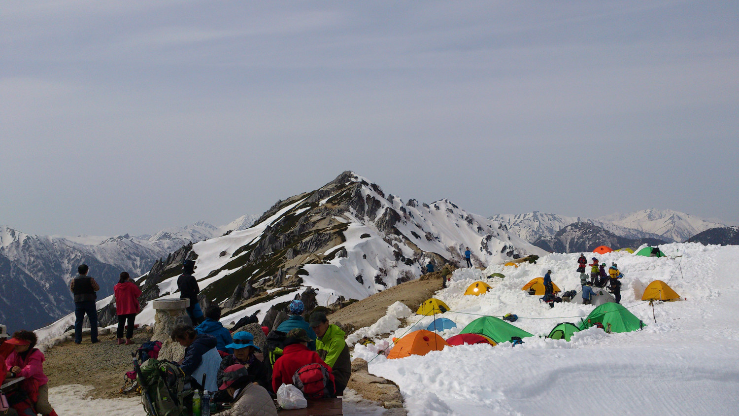 2012年4月末撮影、燕山荘から見る燕岳、テントがカラフル