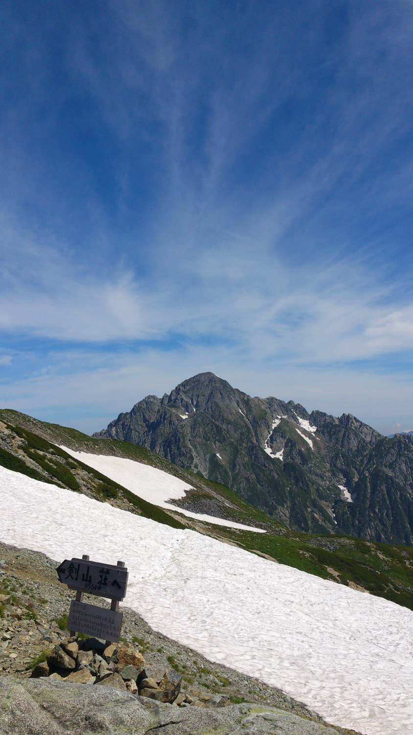 別山乗越の剱澤側に出来る雪渓から見る剱岳