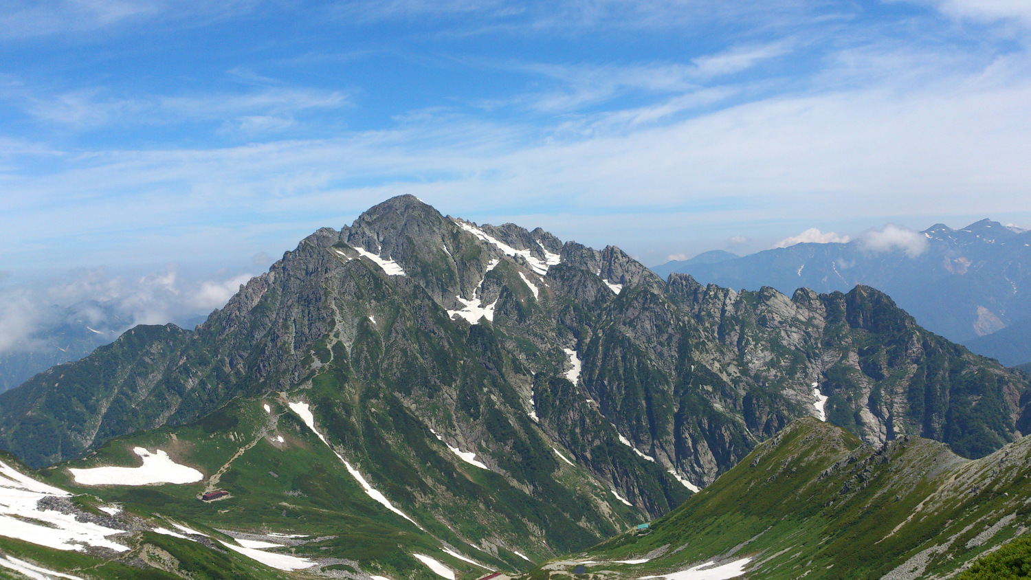 別山周辺から剱岳全景、8月なので緑が濃い、雪渓はそこそこ