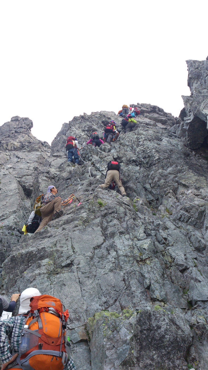 剱岳で最も有名な岩場、カニのタテバイを見上げる